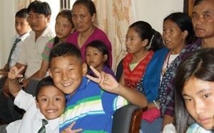 Los niños esperando los regalos de los padrinos